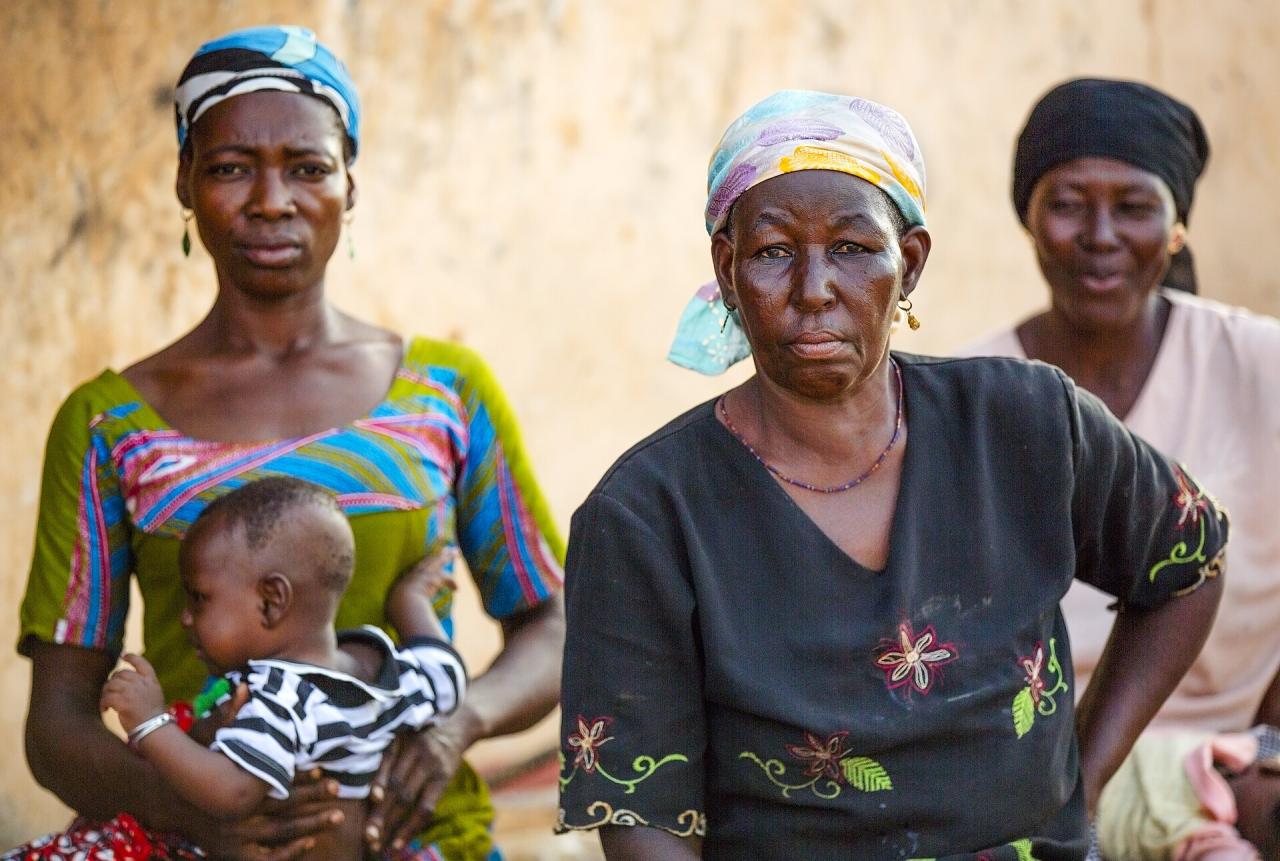Le barattage du karité, un savoir de groupe